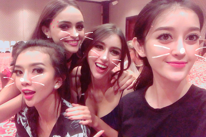 Nhiều thí sinh tại cuộc thi Hoa hậu Hòa bình Thế giới 2017 khen ngợi Huyền My là cô gái xinh đẹp, thân thiện. Ảnh: FBNV