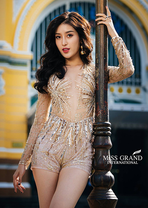 Trước những ý kiến trái chiều về phong cách thời trang và cách tạo dáng trong những ngày đầu tiên tại đấu trường nhan sắc quốc tế, Huyền My cho rằng đây là những nhận xét giúp cô hoàn thiện bản thân mỗi ngày. Ảnh: BTC
