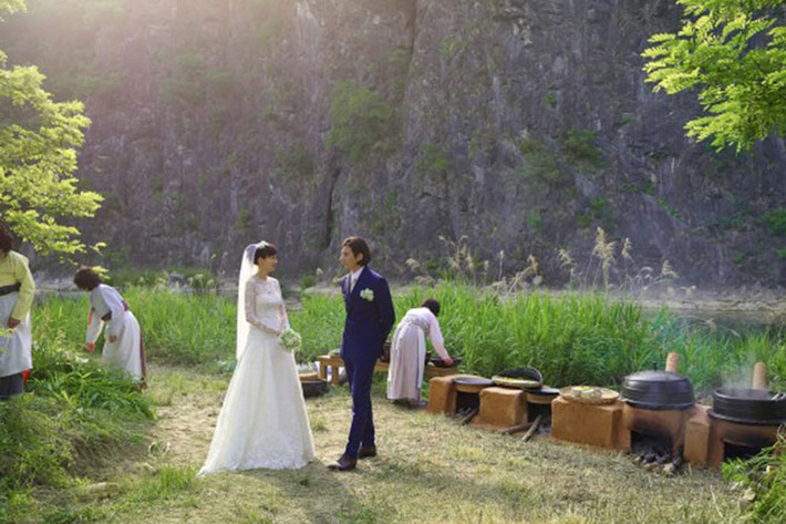 Won Bin và Lee Na Young chỉ mời có 50 người gồm gia đình và bạn bè thân thiết của cặp đôi. Khi đám cưới diễn ra, nhân viên an ninh được huy động để đảm bảo không một người lạ nào có thể lọt vào đám cưới. Ảnh: Dispatch