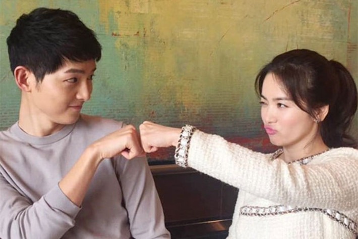 Là hai ngôi sao nổi tiếng xứ Hàn nhưng Song Joong Ki và Song Hye Kyo chỉ mời 300 khách gồm người thân và bạn bè để chứng kiến giây phút trọng đại nhất của cả hai. Trước cặp Song - Song, nhiều sao Hàn cũng làm đám cưới riêng tư tuyệt đối. Ảnh: Soompi