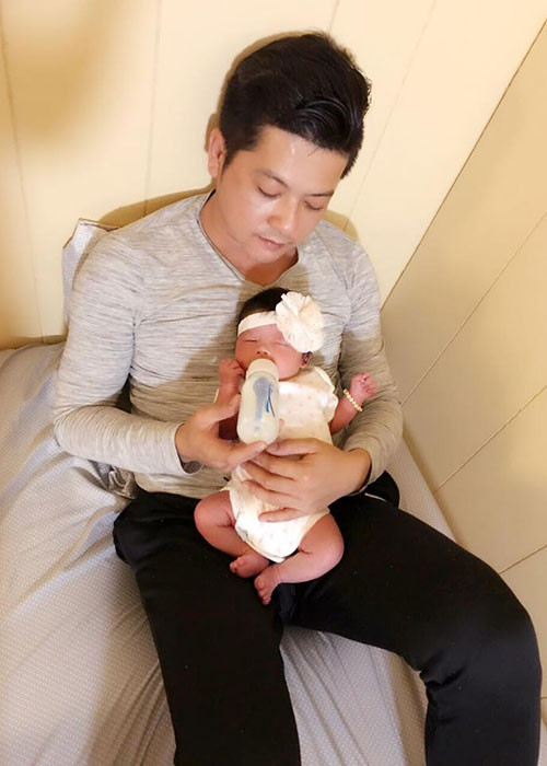 Diễn viên Hoàng Anh giúp vợ Việt kiều chăm sóc cô con gái chưa đầy tháng tuổi.