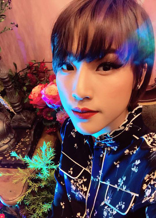 MC, á hậu Hoàng Oanh trông khác lạ với mái tóc tém ngắn ôm sát đầu và nhuộm tông màu sáng.