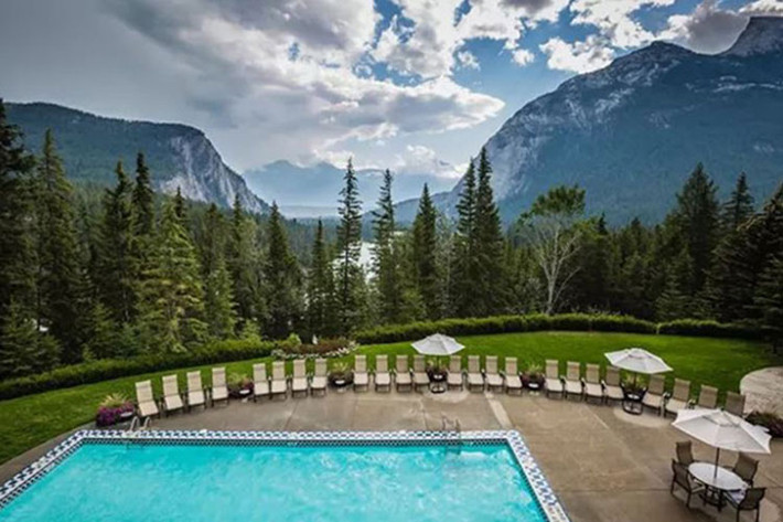 7. Khu nghỉ dưỡng Fairmont Banff Springs - Banff, AB: Tọa lạc trong dãy núi Rocky Mountains nổi tiếng ở Banff, khu nghỉ dưỡng nằm trên ngọn dốc cao và được biết đến trên khắp thế giới với cái tên "lâu đài trên núi". Tại khách sạn huyền thoại 125 năm này là những đặc sản được hoạt động quanh năm như gôn, trượt tuyết và các món ăn địa phương đích thực. Willow Stream Spa được coi trọng ở vị trí hàng đầu của khách sạn này, mang đến cho khách một Spa Châu Âu thật sự sang trọng với các phương pháp như mát xa bằng đá nóng, tắm bùn, cọ muối biển …