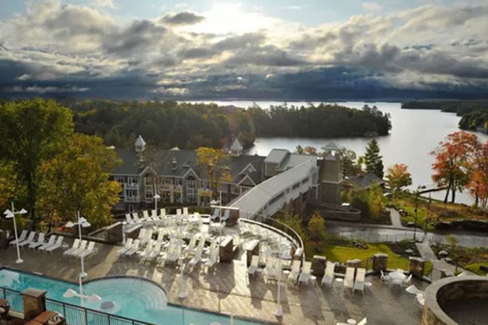 4. JW Marriott. Khu nghỉ dưỡng & Spa Rosseau Muskoka - Minnet, ON: Quý khách khi đến với khu nghỉ mát Muskoka xinh đẹp này sẽ có những trải nghiệm tuyệt vời, trước hết bởi quang cảnh lãng mạn từ vị trí khu nghỉ dưỡng nhìn thẳng ra Hồ Rosseau tuyệt đẹp. Trong khách sạn tất cả các phòng đều có lò sưởi, ban công và giường cỡ King. Với vô số các lựa chọn phục vụ cho các đặc sản địa phương ngon tuyệt vời như Chop House và Teca Italian cùng món rượu vang địa phương đặc chế khiến du khách quên đường về. Hầu hết các vị khách ở đây sẽ không quên được spa tuyệt vời nơi họ được hòa mình vào với thiên nhiên và tận hưởng những trải nghiệm các liệu pháp spa chính thống, được thư giãn trong phòng xông hơi khô hoặc phòng xông nước, bơi trong hồ bơi lớn dưới ánh mặt trời ấm áp hoặc bể sục trong nhà vào mùa đông.