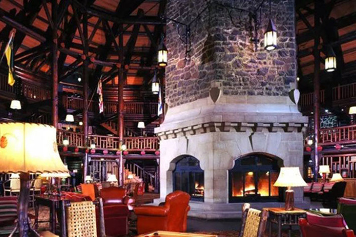 12. Fairmont Le Chateau Montebello - Montebello, QB: Là một khu nghỉ dưỡng nổi tiếng vì cung cấp các phòng nghỉ sang trọng, nhưng vẫn mộc mạc và bao quanh bởi thiên nhiên. Một trong những lý do khu nghỉ mát spa này thu hút khách là thái độ thân thiện đối với các đại gia đình. Nhiều resort spa sang trọng không chào đón trẻ nhỏ nhưng Chateau Montebello có đủ các hoạt động để giữ các gia đình ở lại và thậm chí cung cấp dịch vụ trông trẻ trong phòng vì vậy mẹ và bố có thể lẻn vào spa cùng nhau.