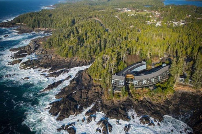 3. Khu nghỉ dưỡng Đen Rock Ocean - Ucluelet, BC: Nằm cách đường mòn Wild Pacific Trail chỉ 5 phút đi bộ, khách sạn bên bờ biển này có mặt tiền bọc bằng đá granit và thủy tinh rất sang trọng. Cả khu nghỉ dưỡng tọa lạc ở vị trí đẹp bậc nhất với phía trước giáp mặt với biển, phía sau và hai bên là cánh rừng thông mênh mông xanh ngắt. Các phòng suite đều có tầm nhìn ngoạn mục trông ra biển và cửa sổ từ sàn đến trần, giường sang trọng và đồ nội thất làm hoàn toàn bằng đá và gỗ tự nhiên. Các phòng tắm là mini-spa với hệ thống sưởi ấm sàn, bồn ngâm và vòi sen thiết kế riêng. Spa Drift kết hợp từ vẻ đẹp của thiên nhiên và thiết kế sáng tạo mang lại cảm giác thoải mái, mãn nguyện cho du khách. Spa có nhiều liệu pháp phong phú về việc chăm sóc da và phục hồi da bằng các sản phẩm có nguồn gốc tự nhiên của địa phương.