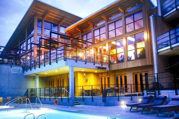 2. Khu nghỉ dưỡng & Spa Brentwood Bay - Victoria, BC: Đây là khách sạn boutique, khu nghỉ mát và spa 5 sao của Victoria, mang đến cho du khách cảnh quan tuyệt mỹ, phòng nghỉ thanh lịch và dịch vụ tuyệt vời. Các phòng suite đều có cửa sổ nhìn ra bờ sông, bộ trải giường sang trọng của Ý, sân hiên riêng, bồn tắm, vòi hoa sen được thiết kế rất tinh xảo bằng các nguyên liệu cao cấp. Phòng ăn ở đây mở cửa từ 5 giờ 30 chiều và chỉ phục vụ các nguyên liệu tươi mới nhất theo thời vụ thu hoạch từ biển tươi và trồng ngay tại ở Victoria kết hợp với các loại rượu vang tuyệt hảo nhất trong khu vực. Brentwood Bay Spa là nơi khách có thể thư giãn và được nuông chiều hết mức. Spa xinh đẹp này có hồ bơi nước nóng lấp lánh ngoài trời và các phòng trị liệu trang nhã cùng các phương pháp trị liệu hài hòa bao gồm các liệu pháp mát-xa Thái Lan truyền thống sẽ làm hài lòng bất kỳ du khách khó tính nào.