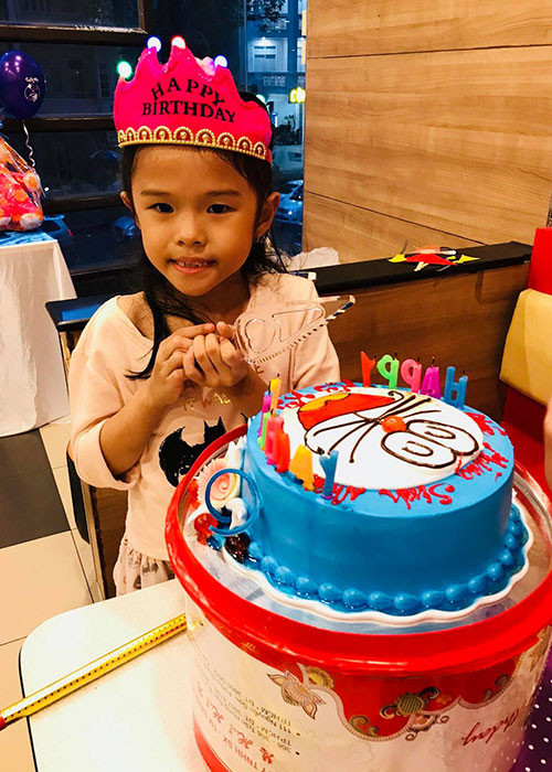 Lý Phương Châu tổ chức sinh nhật sớm cho cô con gái để bé mời các bạn trong lớp tham gia.