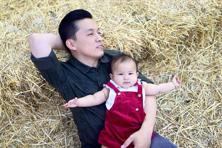 Lam Trường chụp ảnh cùng cô con gái Yên Lam. Fans khen bé Yên Lam ngày càng đáng yêu.