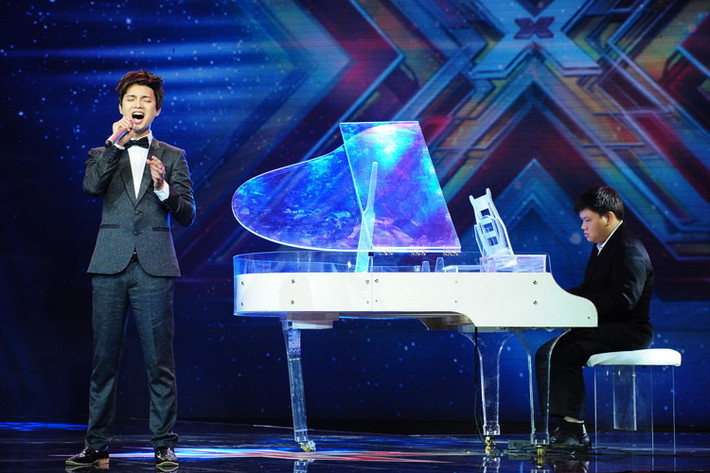 Để giành 1 trong 6 ghế nóng đêm thi, “hoàng tử buồn” của The X-Factor 2016 thể hiện ca khúc “Mẹ tôi” của nhạc sĩ Trần Tiến.