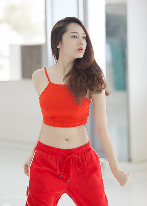 Trong một buổi tập, giọng ca “Lần đầu” chọn set đồ giản dị, năng động gồm áo 2 dây crop-top kết hợp với quần thể thao.