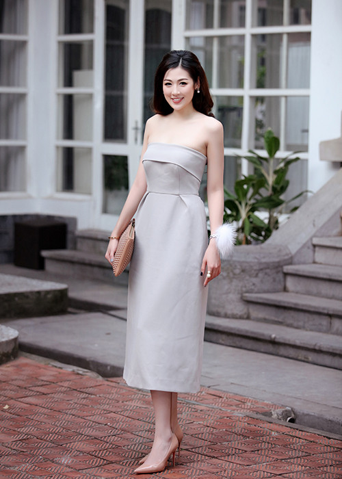 Tú Anh khéo léo kết hợp trang phục với phụ kiện: giày cao gót, túi xách màu nude, bông tai ngọc trai tinh tế và dây đeo tay gắn bông.