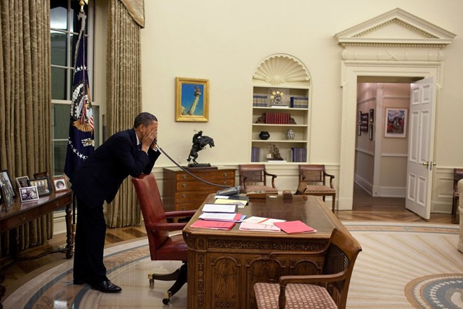 Tổng thống Obama nói chuyện điện thoại với một nghị sĩ trước ngày thông qua luật cải cách y tế. "Trong những ngày cuối cùng trước khi Hạ Viện bỏ phiếu, ông Obama đã gọi hàng trăm cuộc điện thoại mỗi ngày", nhiếp ảnh gia Pete cho hay.
