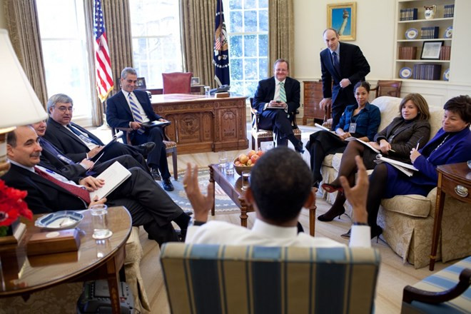 Tổng thống Obama gặp gỡ các cố vấn cấp cao tại phòng Bầu Dục vào tuần thứ 3 sau lễ nhậm chức.