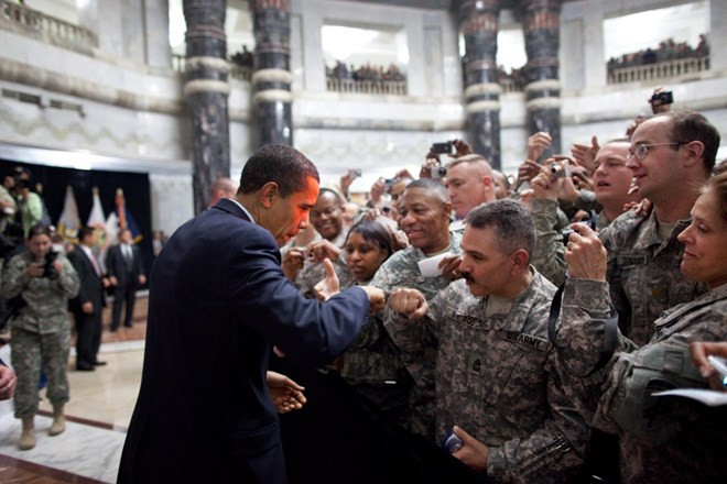 Tổng thống Obama tới thăm các binh lính Mỹ tại trại Victory ở Iraq ngày 7/4/2009.