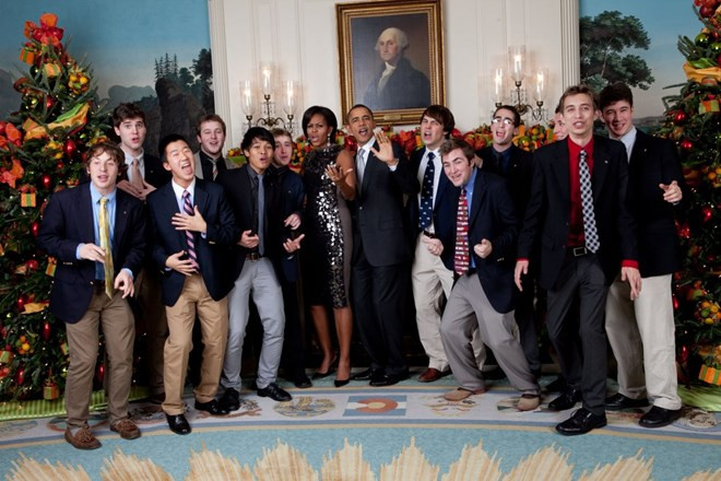 Vợ chồng ông Obama giả vờ hát với nhóm Acapella khi họ tới thăm Nhà Trắng theo một tour du lịch vào dịp lễ.