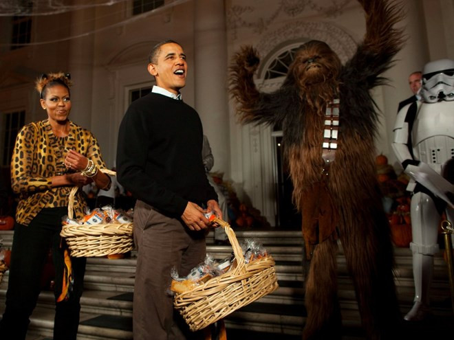 Vợ chồng Tổng thống Obama chào đón trẻ em ở nhiều trường học địa phương tới dự lễ hội Halloween ở Nhà Trắng.
