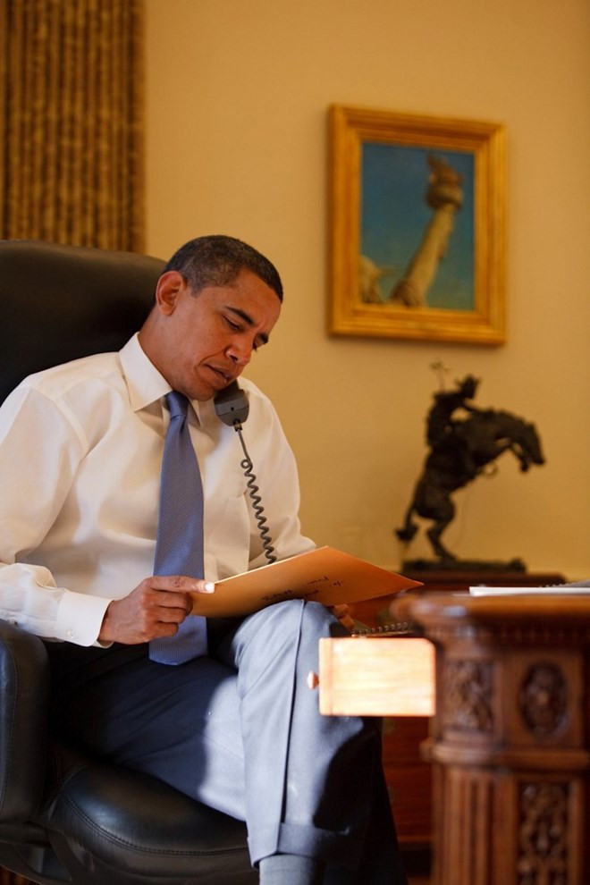 Ông Obama đọc lá thư của cựu Tổng thống George Bush để lại ở bàn làm việc. Đây là một truyền thống của Nhà Trắng.