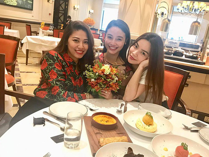 “Quan trọng nhất chính là khi gặp điểm rơi trong sự nghiệp, tôi đã nhìn vào cô ấy, thậm chí còn tự thấy xấu hổ khi thấy cách làm việc của Hồ Ngọc Hà. Qua đó, tôi có thêm động lực để hoàn thành công việc được giao bấy lâu chính là phải tạo ra chương trình mới, thậm chí phải có dấu ấn hơn cả Chuyển động 24h", Ngọc Trinh nói thêm.