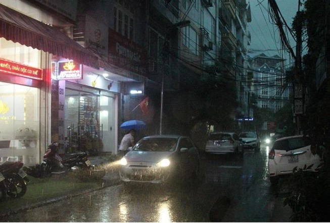 Các phương tiện phải bật đèn để di chuyển. (Ảnh PLO)