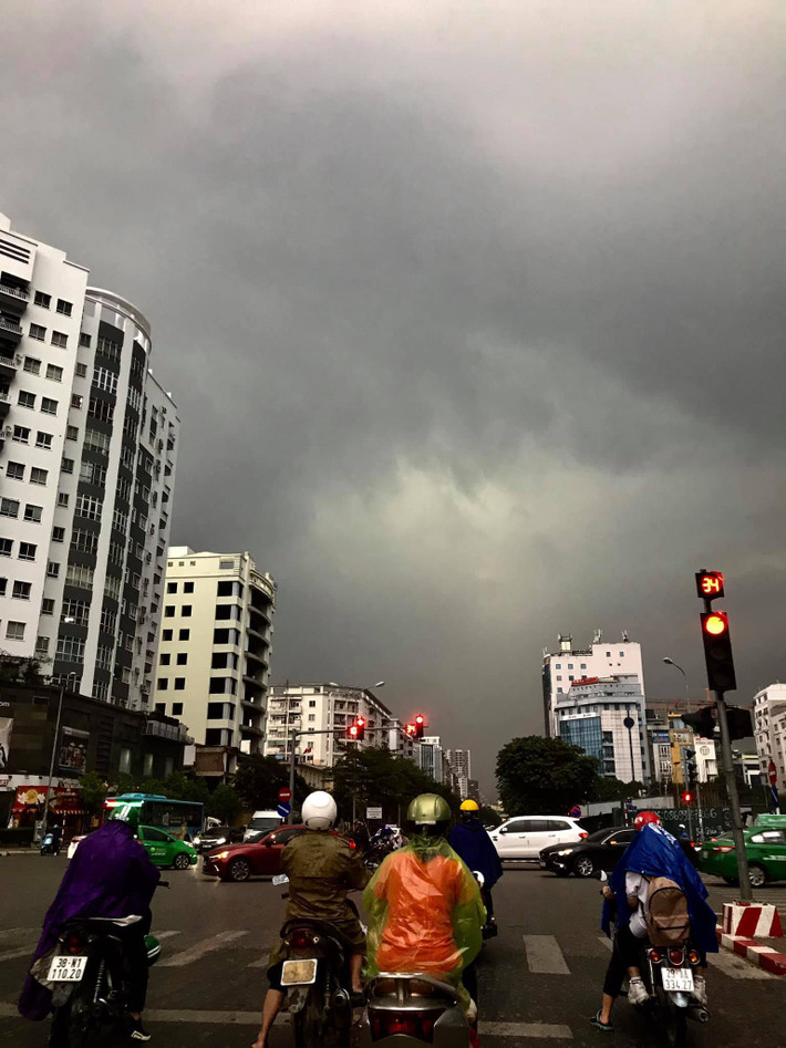 Hiện tượng trời đang ban ngày bỗng tối đen như ban đêm chỉ là hiện tượng thiên nhiên bình thường, các chuyên gia khuyến cáo khi mưa lớn người dân không nên ra đường đề phòng sét đánh, cây đổ... (Ảnh VNN)
