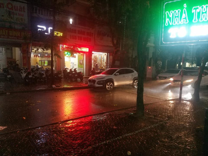Hiện tượng lạ khiến người dân đổ xô ra xem, chụp ảnh để đăng tải lên mạng xã hội.(Ảnh VNN)