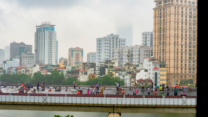 Thậm chí có người còn hài hước hơn khi "đề xuất" làm luôn bể bơi tại đường sắt trên cao cho đỡ lãng phí.
