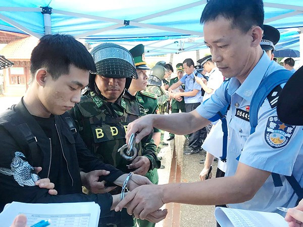 Sắc mặt các nghi phạm người Trung Quốc trong đường dây đánh bạc nghìn tỷ tái nhợt khi bị lực lượng Biên phòng áp giải dẫn độ cho cơ quan chức năng phía Trung Quốc. Sắp tới, các đối tượng sẽ chịu sự trừng phạt nghiêm khắc của pháp luật.