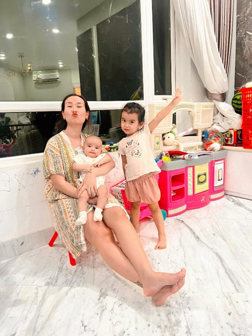 Võ Hạ Trâm cũng đón giao thừa Tết dương lịch tại nhà cùng con. “Năm nay em countdown tại gia với hai thiên thần nhỏ. Một năm thật tuyệt vời và hạnh phúc ngập tràn. Chúc mừng năm mới cả nhà thân yêu”, nữ ca sĩ viết. Ảnh: FB Võ Hạ Trâm.