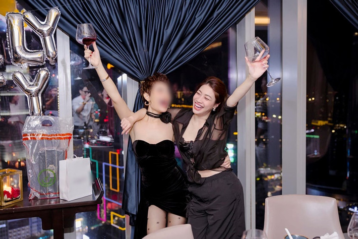 Ca sĩ Pha Lê quậy tưng bừng cùng bạn bè. Ảnh: FB Pha Lê.