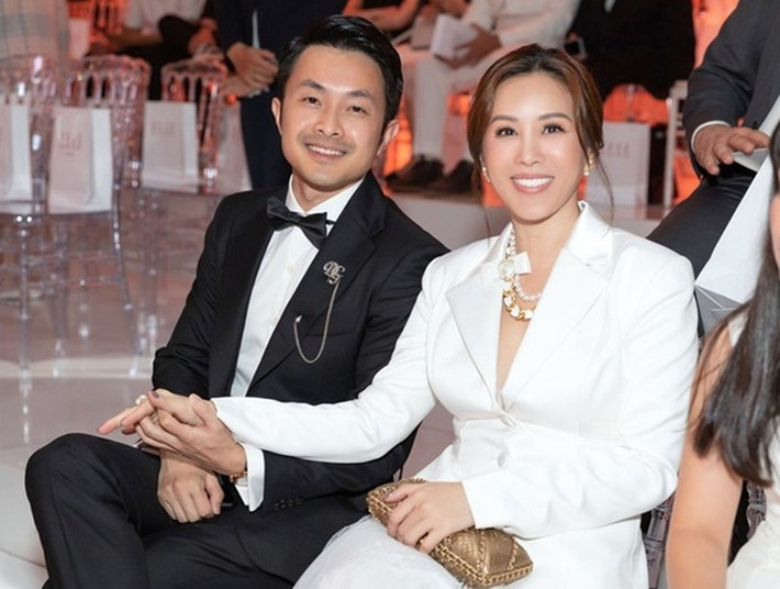Hoa hậu Thu Hoài hơn doanh nhân Tống Trí 10 tuổi. Cặp đôi lệch tuổi showbiz Việt bắt đầu hẹn hò vào năm 2015 và làm đám cưới vào năm 2021. Trong một chương trình talk show, Thu Hoài chia sẻ, Tống Trí là lựa chọn đúng đắn nhất cuộc đời cô. Ảnh: Sức Khỏe và Đời Sống.