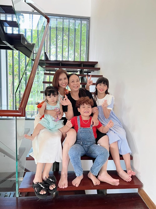 Bé Dứa chụp ảnh kỷ niệm cùng các diễn viên phim Thương ngày nắng về.