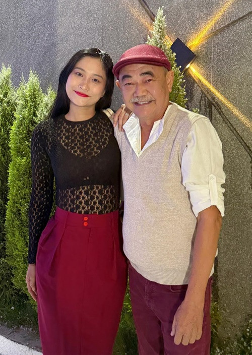 Nghệ sĩ Việt Anh từng kết hôn với diễn viên Phương Linh. Trong cuộc phỏng vấn với Người Lao Động, ông chia sẻ rằng hôn nhân tan vỡ vì ông “ham vui với bạn bè quá mà không dành thời gian cho gia đình”. Con gái nghệ sĩ Việt Anh hiện tại sống cùng mẹ. Ảnh: FB Việt Anh.