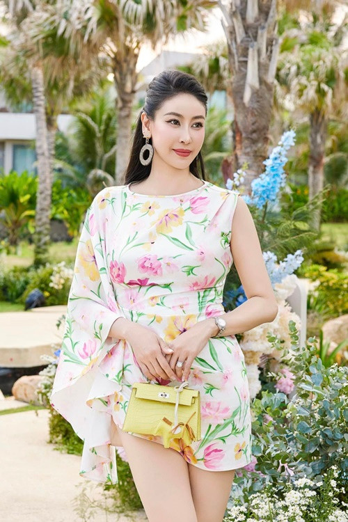 Vẻ đẹp kiêu sa của Hoa hậu Hà Kiều Anh đốn tim người đối diện.