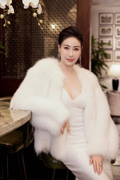 Không chỉ nhan sắc mặn mà, bà mẹ ba con còn có gu thời trang tinh tế. Khi tham gia các sự kiện, Hà Kiều Anh chọn phong cách quý phái.