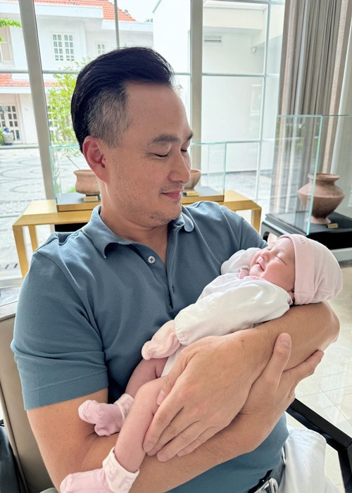 Cặp đôi lệch tuổi showbiz Việt Chi Bảo - Lý Thùy Chang có hai con chung: Bé gái Gia Linh và bé trai Gia Khang. Ảnh: FB Chi Bảo.