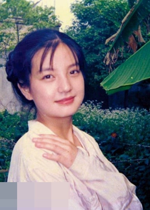 Triệu Vy sinh năm 1976, có ngoại hình nổi bật từ thời đi học. Cô sở hữu gương mặt bầu bĩnh, đôi mắt biết nói, nụ cười tỏa nắng. Vẻ đẹp trong trẻo của Triệu Vy khiến nhiều bạn nam cùng lớp, cùng trường "say nắng". Ảnh: Znews.
