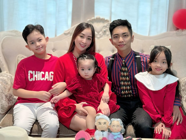 Phan Hiển chiều chuộng Khánh Thi. Anh tặng vợ những món quà giá trị, dành những lời có cánh cho bạn đời. Có thể nói, Khánh Thi - Phan Hiển là cặp đôi lệch tuổi showbiz Việt viên mãn nhất.