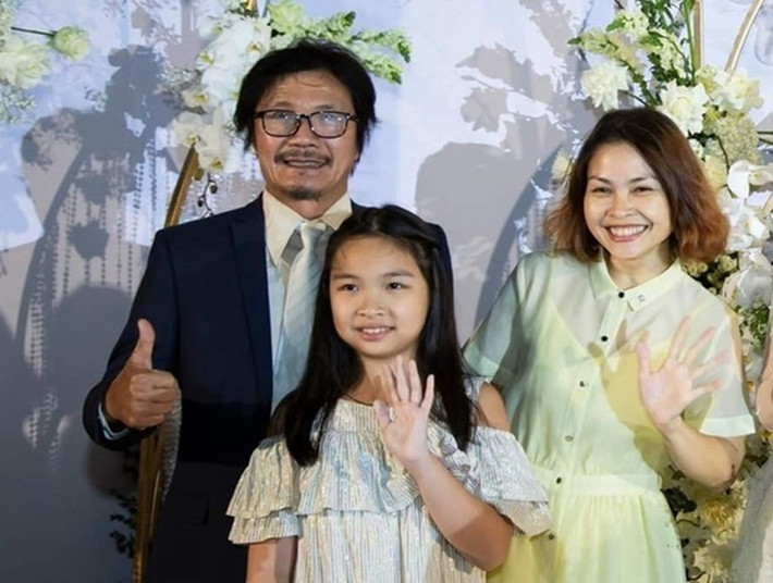 Nghệ sĩ Công Ninh kết hôn vào năm 2012 khi bước sang tuổi 50. Vợ Công Ninh tên Tuyết Vân, kém nam diễn viên gần 2 giáp. Hiện tại, vợ chồng Công Ninh vẫn hạnh phúc bên nhau. Ảnh: FB Công Ninh.
