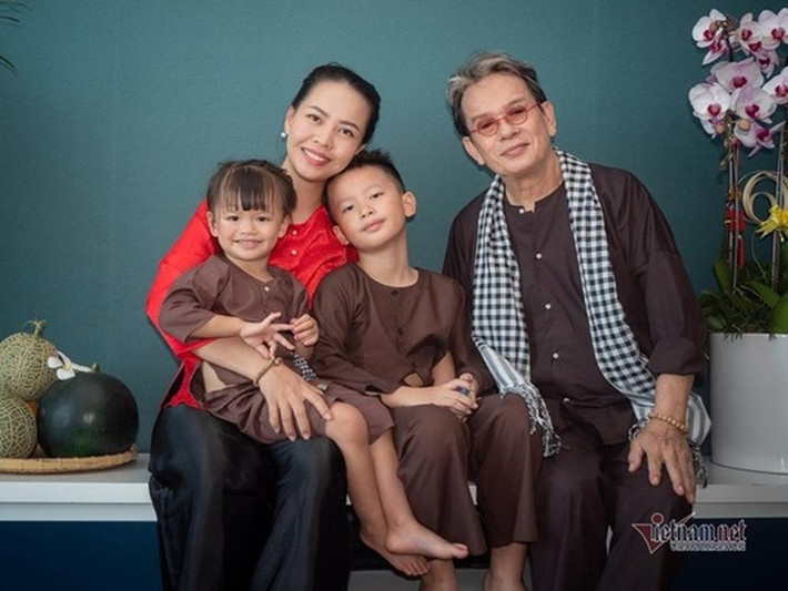 Nhạc sĩ Đức Huy sinh năm 1947, hơn Huỳnh Thư đến 44 tuổi. Năm 2013, cặp đôi về chung một nhà sau 3 năm tìm hiểu. Vợ nhạc sĩ Đức Huy sinh con trai vào năm 2013 và con gái năm 2017. Ảnh: Vietnamnet.