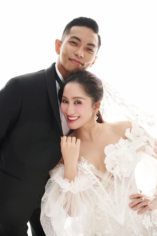 Cặp đôi lệch tuổi showbiz Việt Khánh Thi - Phan Hiển có quãng thời gian hẹn hò bí mật đầy sóng gió. Cả hai công khai chuyện tình cảm khi Khánh Thi mang thai con trai đầu lòng Kubi. Ảnh: FB Khánh Thi - Phan Hiển.