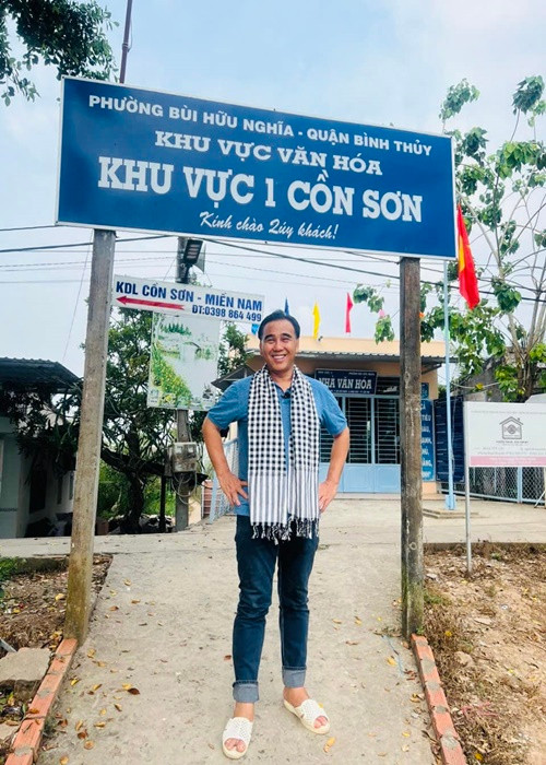 Trang phục của Quyền Linh ở đời thường chỉ là quần jeans, áo phông. Ngoài ra, nam MC thường xuyên đi dép tổ ong. Ảnh: FB Quyền Linh.
