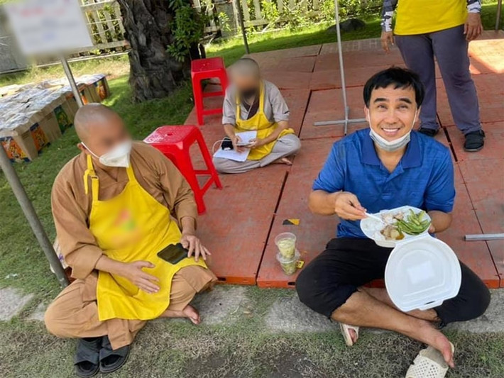 Trong một lần đi thiện nguyện, Quyền Linh ngồi bệt ăn vội bữa cơm. Ảnh: FB Quyền Linh.