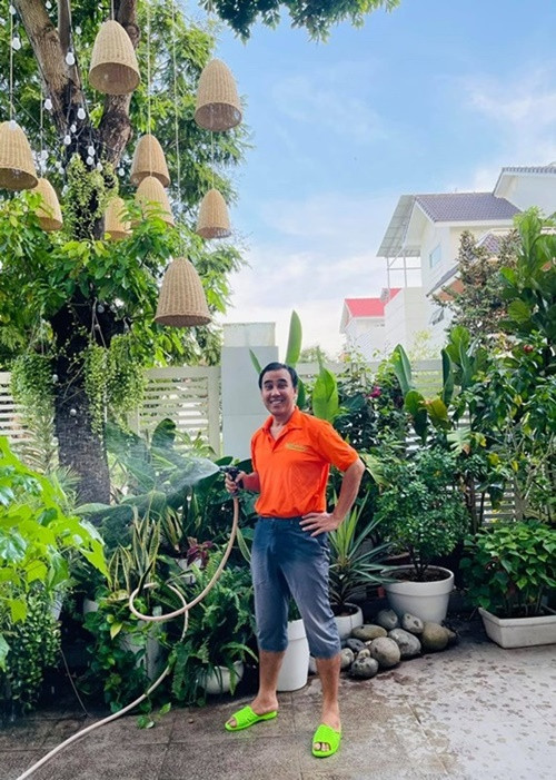 Dù giàu có, MC Quyền Linh vẫn làm công việc tay chân, giữ thói quen bình dị. Ảnh: FB Quyền Linh.