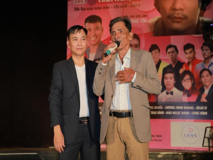 “Tôi không phải ca sĩ nên phải dành thời gian tập luyện và giữ sức khỏe thật tốt để có thể hát trọn vẹn ba ca khúc. Biết khán giả đến gặp không quan tâm nhiều đến giọng hát nhưng tôi cũng phải hát sao cho nghe được”, Vietnamnet dẫn lời nghệ sĩ Thương Tín. Ảnh: Saostar.