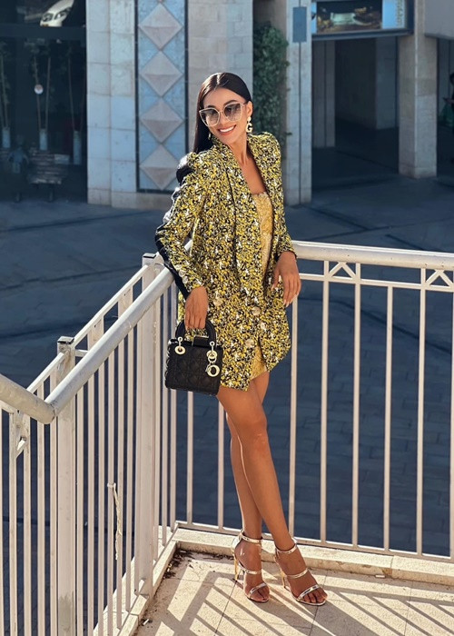 Kim Duyên cầm trên tay túi Dior có giá gần 100 triệu đồng.