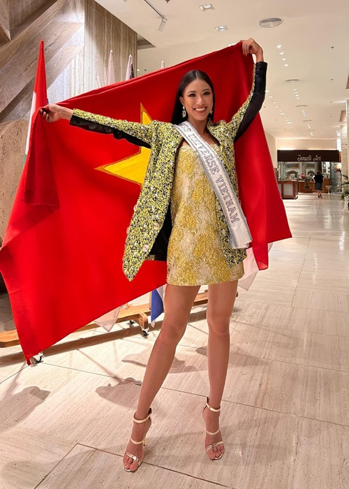 Trên trang cá nhân, Á hậu Kim Duyên vừa chia sẻ hình ảnh đầu tiên tại cuộc thi Miss Universe 2021 - Hoa hậu Hoàn vũ Thế giới 2021.