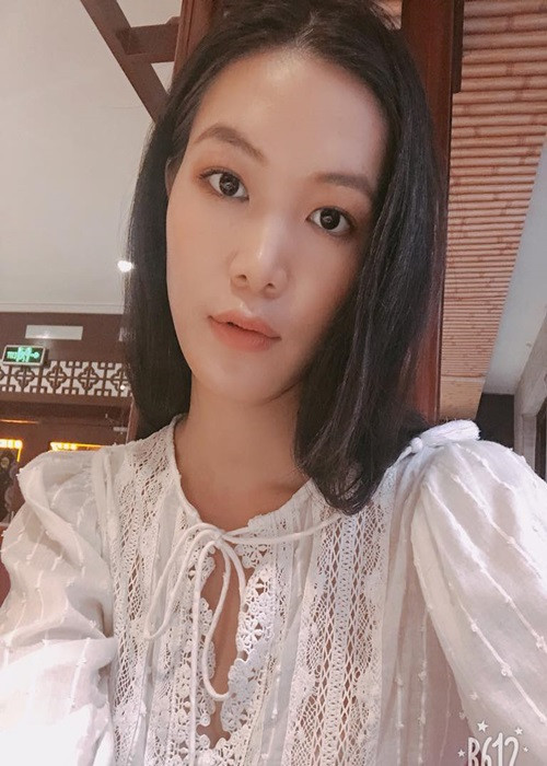 Trước những lời chê bai, Thùy Dung bắt đầu chăm chút cho vẻ ngoài hơn. Cô niềng răng để có nụ cười rạng rỡ. Làn da của Thùy Dung cũng ngày càng trắng mịn hơn. Đáng chú ý, những năm gần đây, gương mặt của Thùy Dung bất ngờ thon gọn hơn làm dấy lên nghi vấn cô độn cằm. Ảnh: Dân Việt