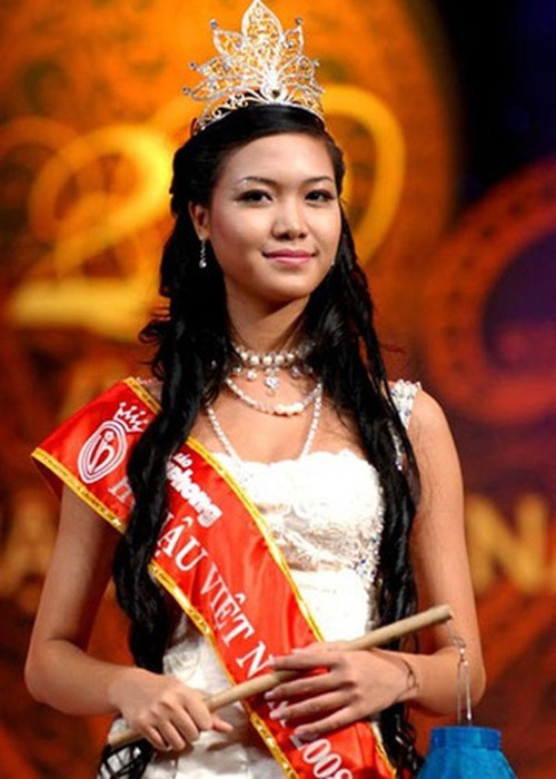 Thùy Dung đăng quang Hoa hậu Việt Nam 2008. Lúc đó, người đẹp 18 tuổi. Khi vừa đoạt vương miện, cô không được đánh giá cao về nhan sắc từ phía công chúng. Đông đảo khán giả nhận xét nhan sắc của Thùy Dung bình thường với khuôn mặt quá khổ. Nàng hoa hậu sinh năm 1990 chỉ được khen chiều cao nổi bật, nụ cười rạng rỡ và đôi mắt to. Ảnh: Gia đình và xã hội