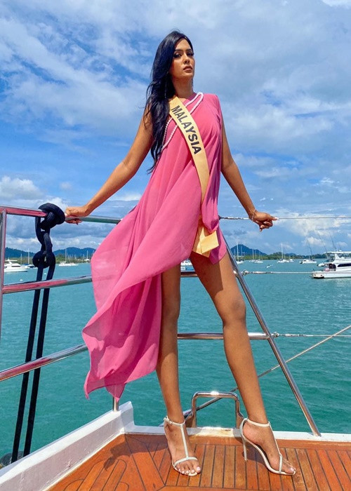 Lishalliny 3 lần tham gia cuộc thi Hoa hậu Hòa bình Malaysia. Đến lần thứ 3, cô đoạt vương miện rồi đại diện Malaysia thi quốc tế.